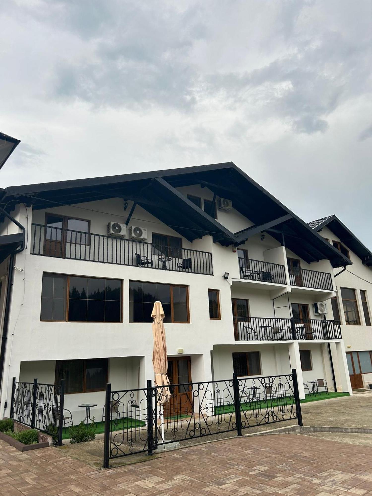 Complex Zeus Hotel Leresti Kültér fotó